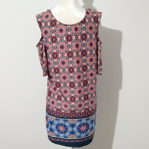 5/$25 RWC Floral Cutout Shoulder Top Large - Picture 3 of 4